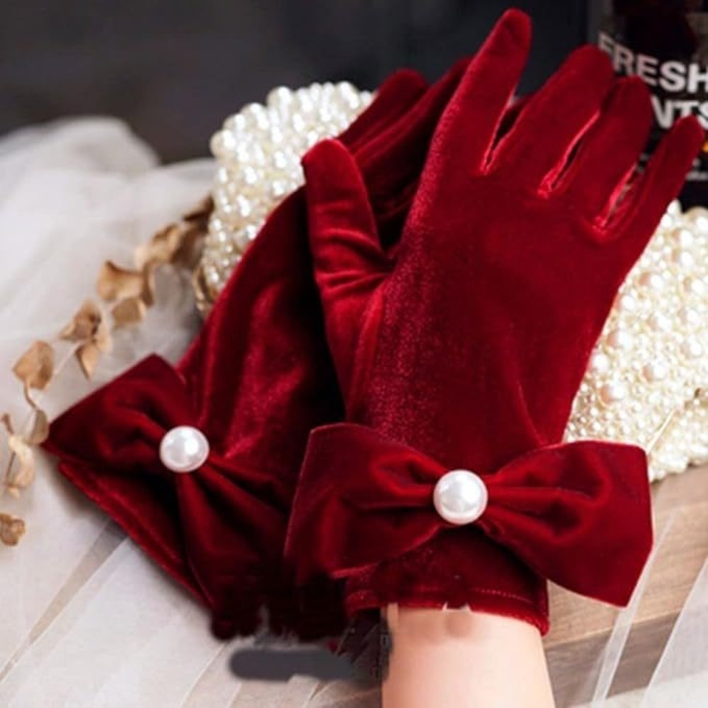 Vintage Fashion Photographers - Vintage bruiloft bruidshandschoenen Hepburn fluwelen avond