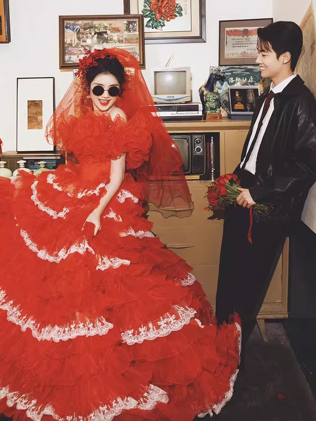 Rode vintage streetstyle trouw - Vintage Fashion Photographers recensie en prijs